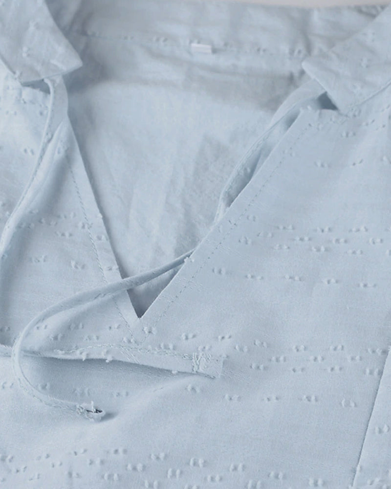 Einfarbiges Resort-Kleid mit Tasche