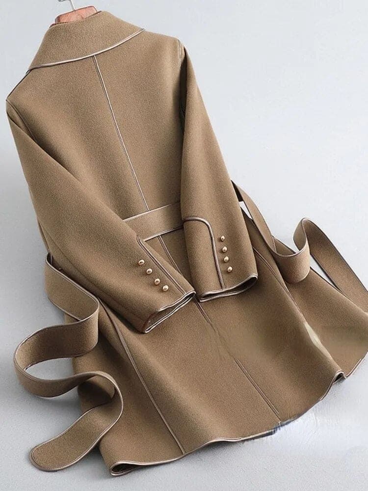 Ein eleganter Trenchcoat aus reiner Wolle für zeitlose Eleganz