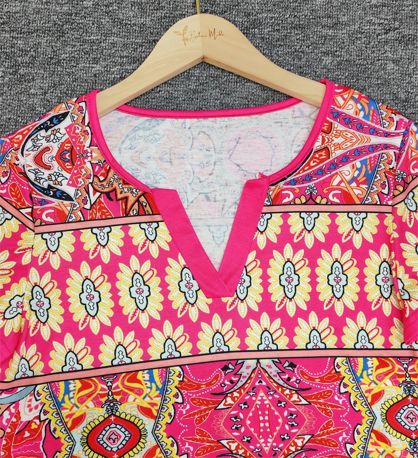 Naturlux® - Elegantes Kurzarm-Top mit rotem Druck