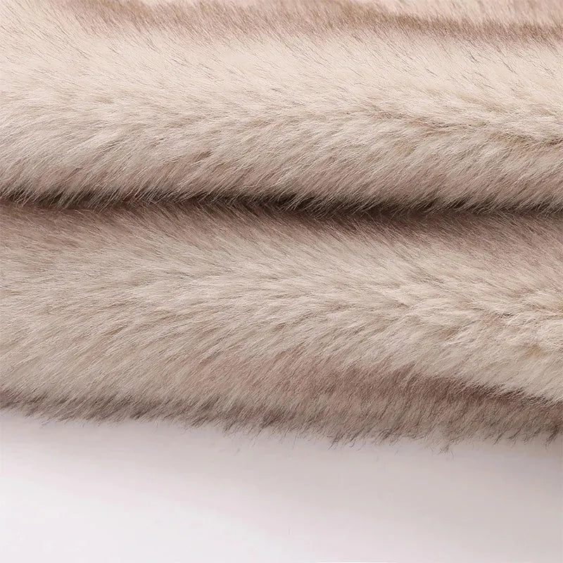 Elegante Frauen-Pelzjacke Pastellbeige Winter 2024 Kollektion