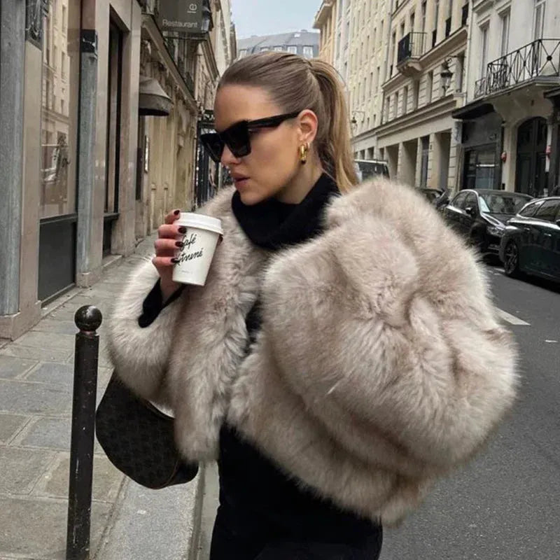 Elegante Frauen-Pelzjacke Pastellbeige Winter 2024 Kollektion