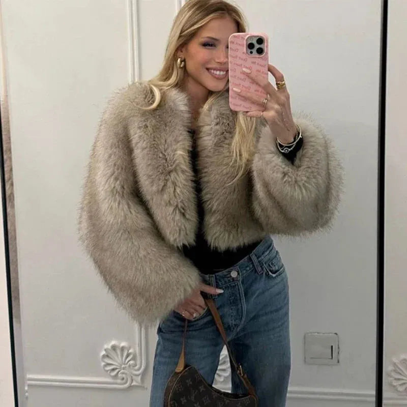 Elegante Frauen-Pelzjacke Pastellbeige Winter 2024 Kollektion
