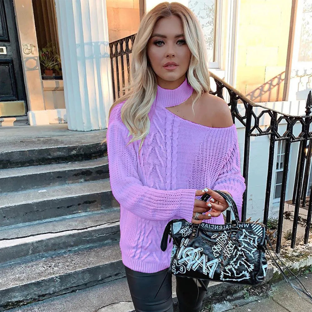 Ein gestrickter Pullover mit freiliegenden Schultern