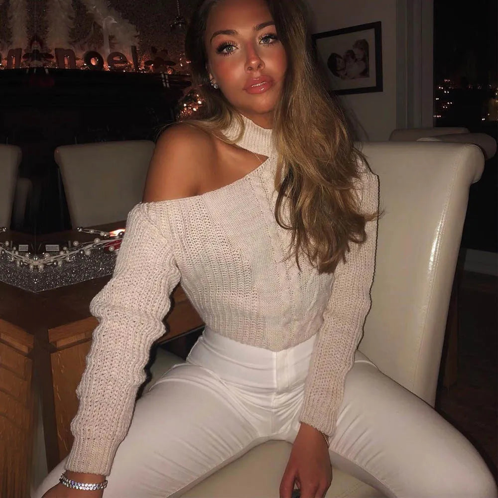 Ein gestrickter Pullover mit freiliegenden Schultern