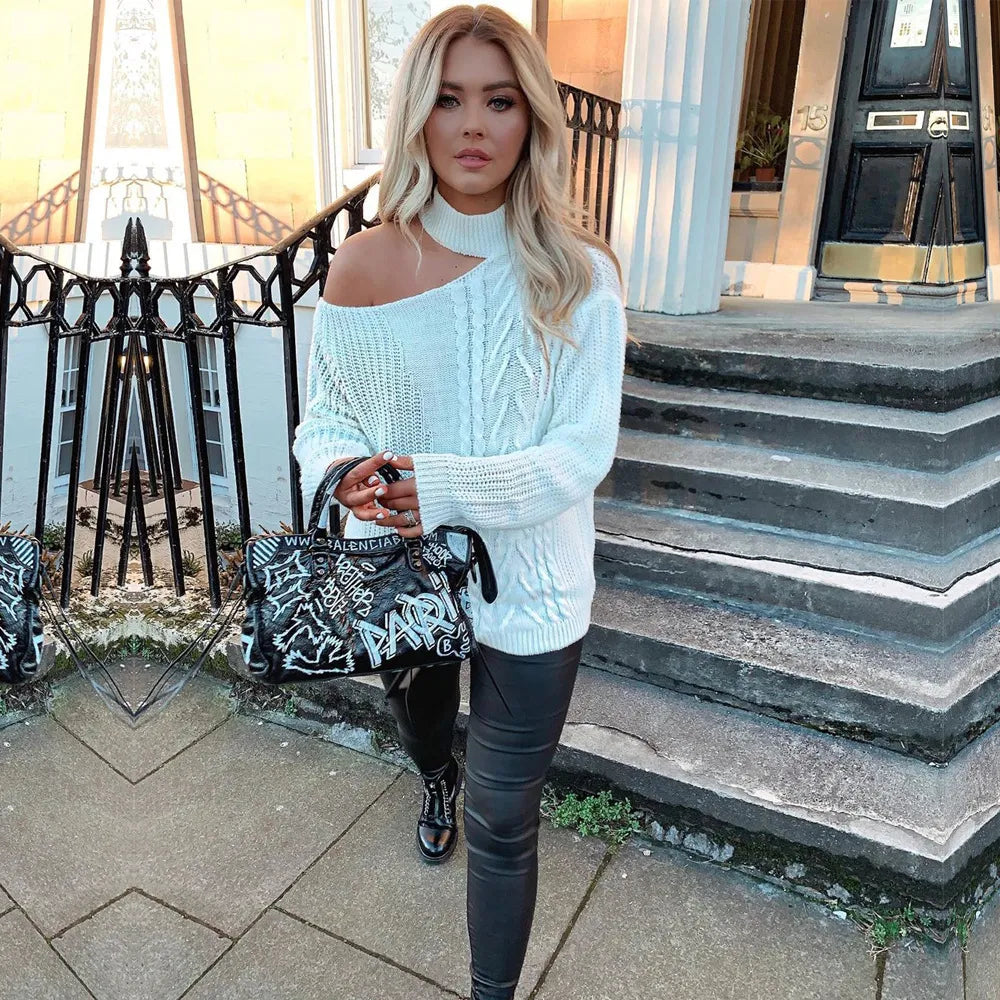 Ein gestrickter Pullover mit freiliegenden Schultern