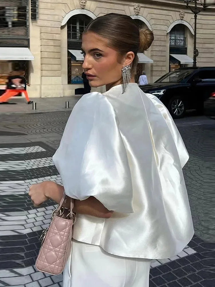 Johanna – Weißes Satin-Rüschenhemd für Damen mit O-Ausschnitt