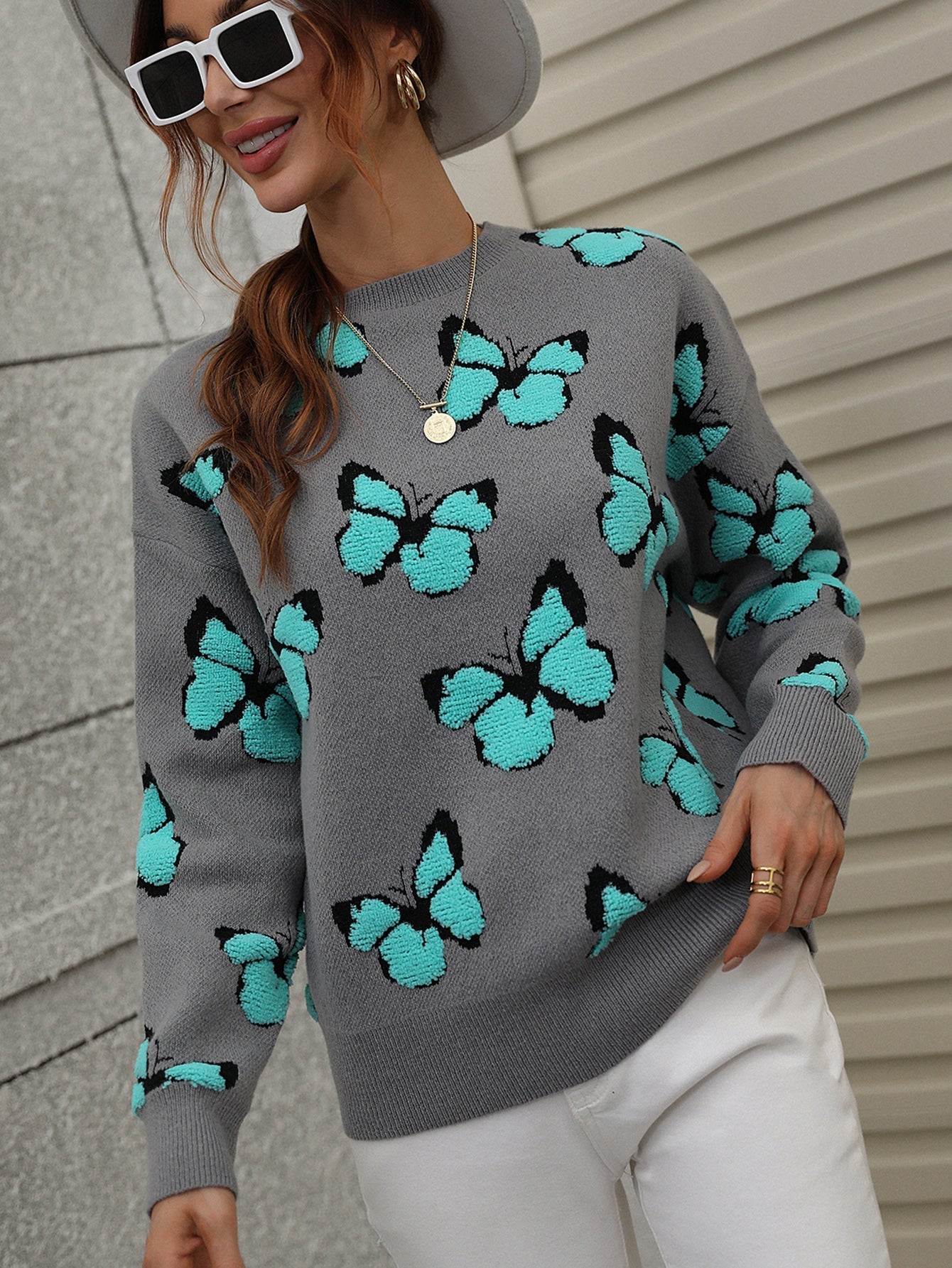 Pullover mit einem Schmetterlingsmuster gestrickt