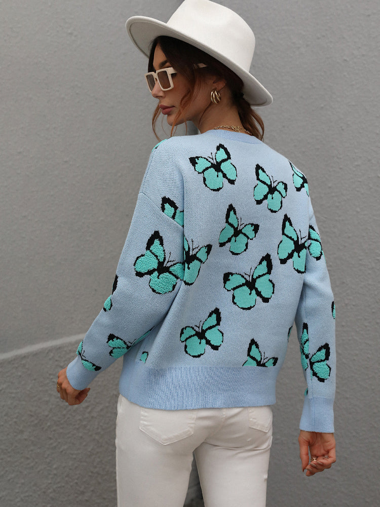Pullover mit einem Schmetterlingsmuster gestrickt