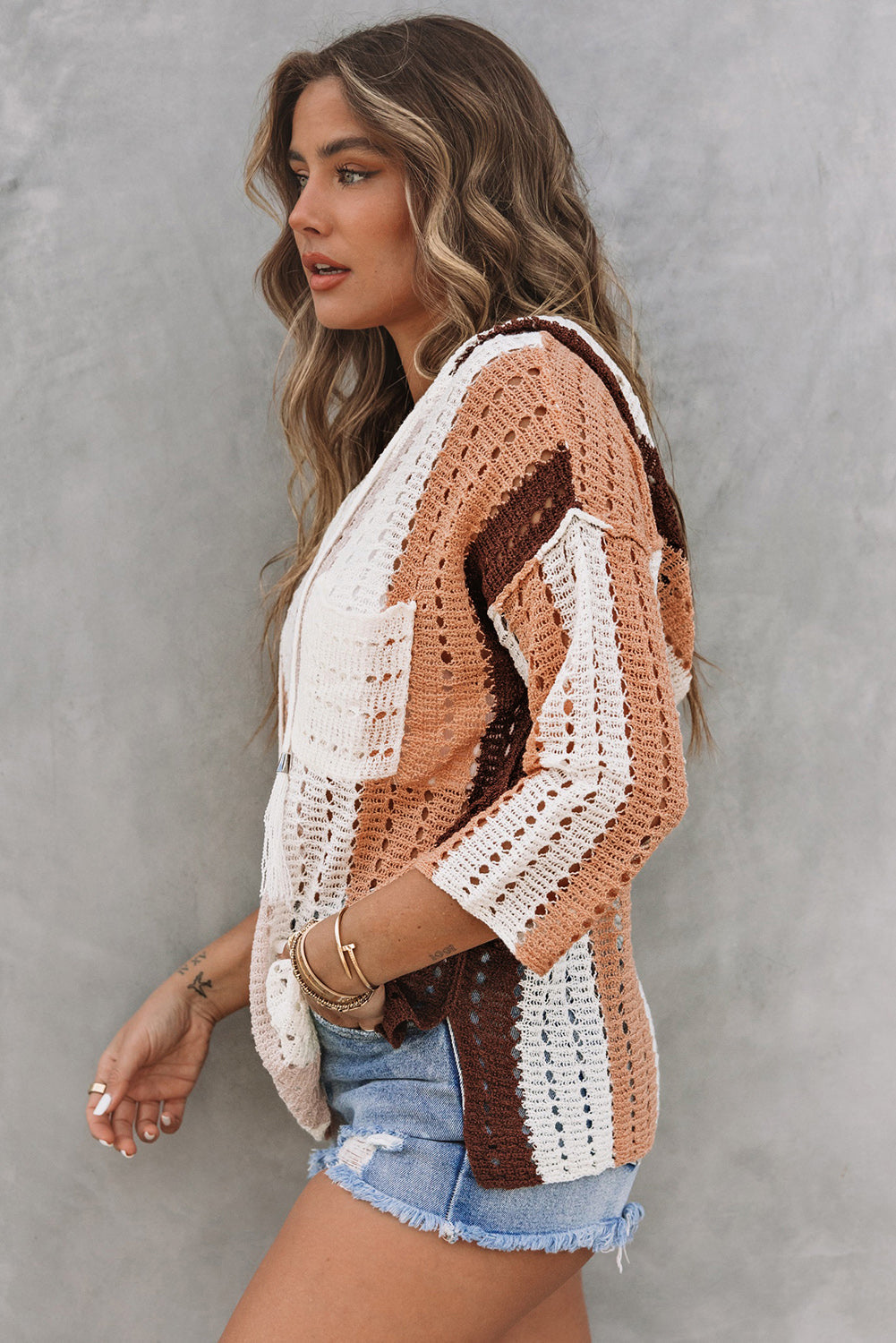 Kapuzenpullover im Colorblock-Design mit Ausschnitt