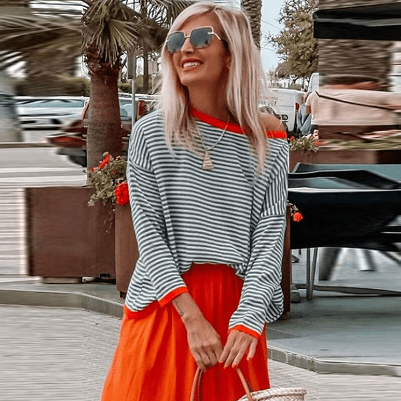Blau gestreifter Pullover mit orangefarbenem Rand
