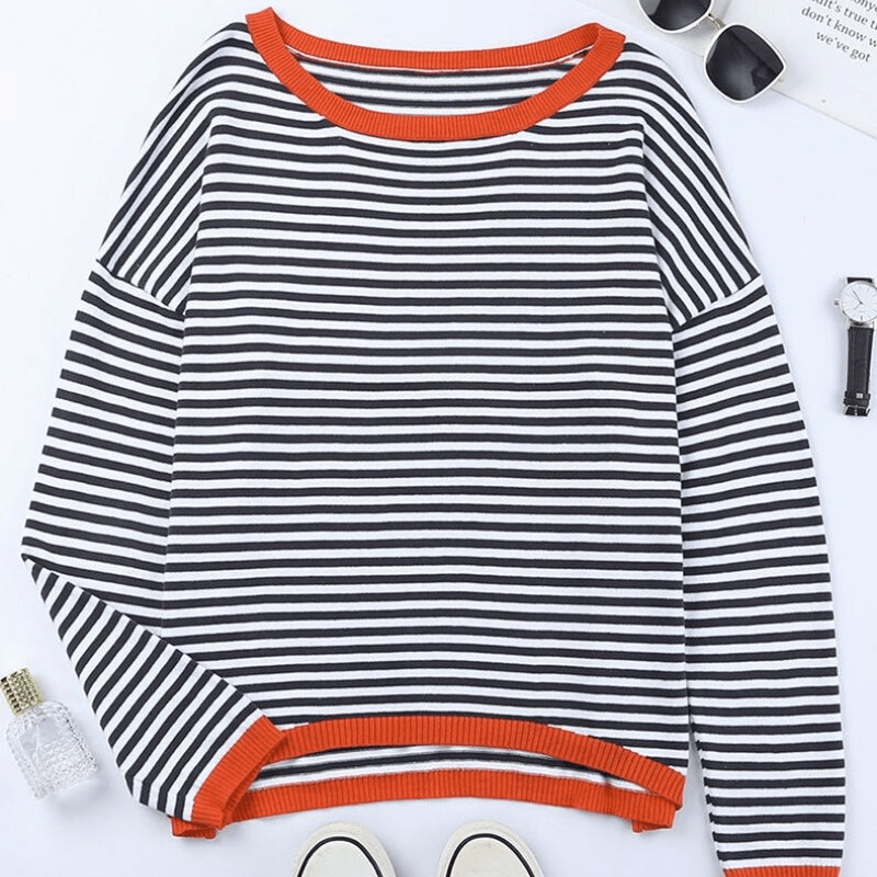 Blau gestreifter Pullover mit orangefarbenem Rand