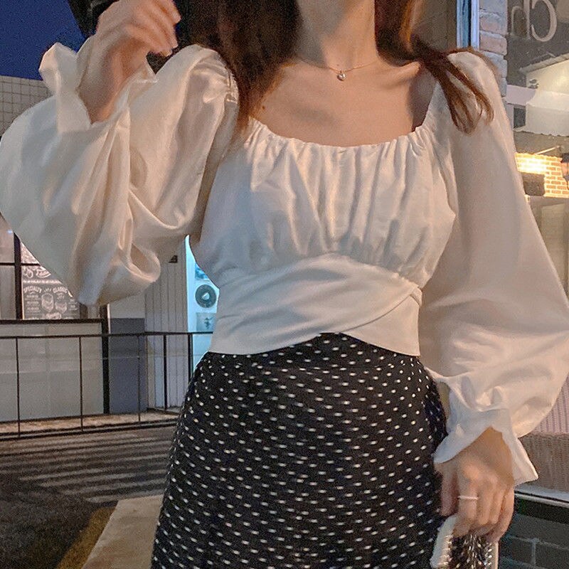 Bluse mit einer gebundenen Schleife auf dem Rücken - Andrea