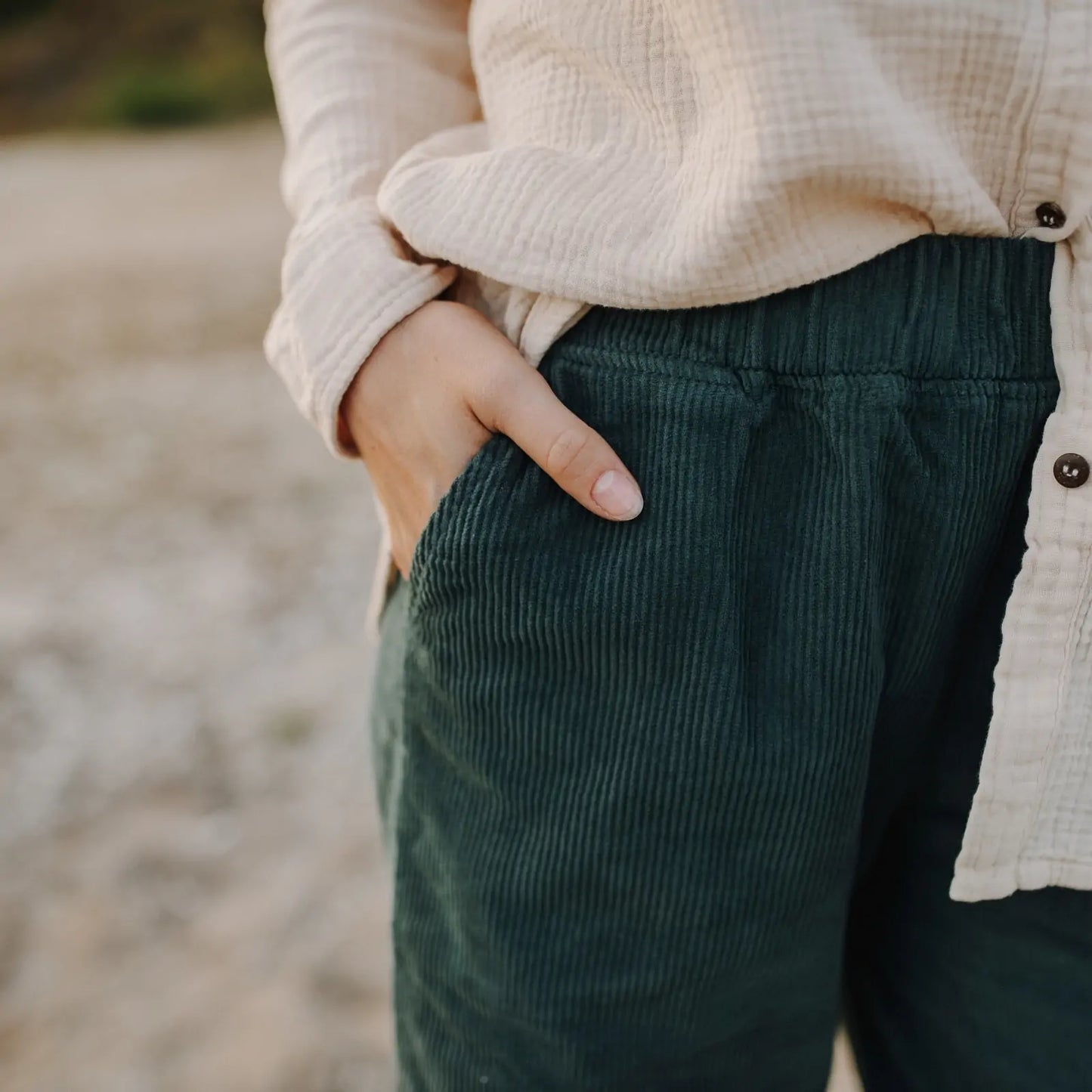 CORDHOSE LINA | SCHWARZ UND GRÜN AUS 100% BIO-BAUMWOLLE