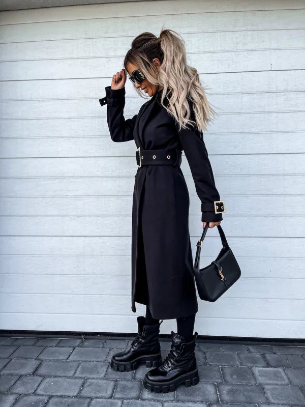 Eine zeitlose Jacke mit einer eleganten Goldschnalle