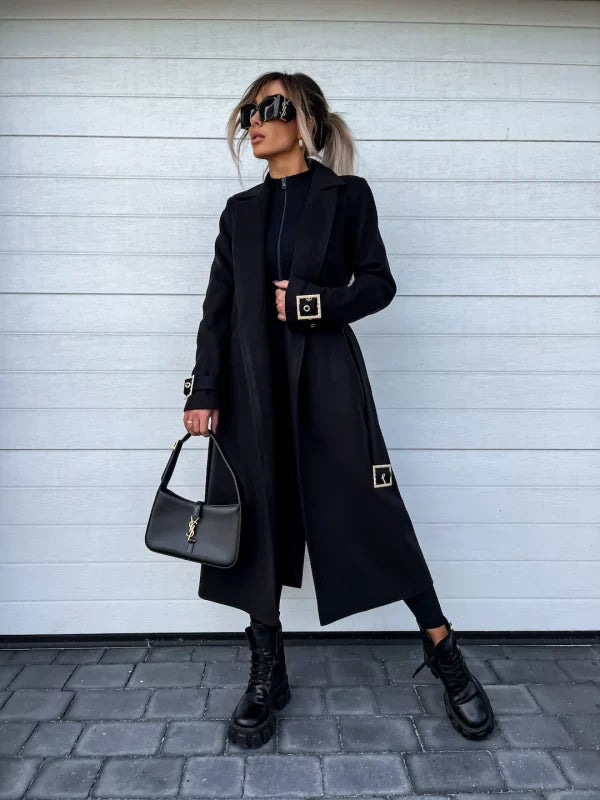 Eine zeitlose Jacke mit einer eleganten Goldschnalle