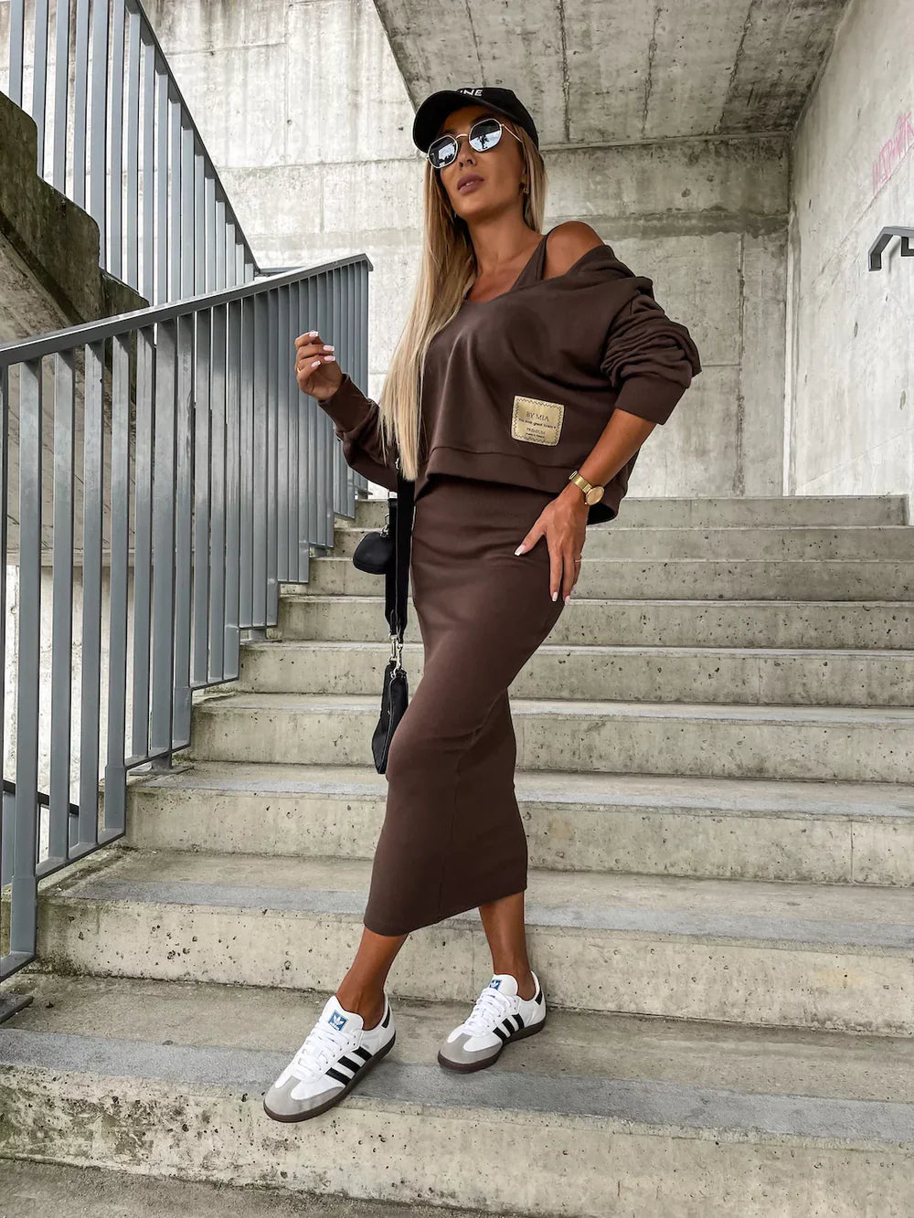 ELEGANTES KLEID UND SWEATSHIRT