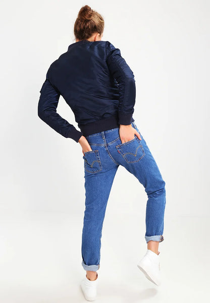 Klassische Bomberjacken mit markanten Reißverschlussdetails für Mann und Frau