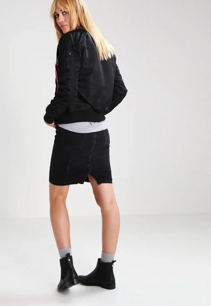 Klassische Bomberjacken mit markanten Reißverschlussdetails für Mann und Frau