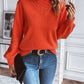 Ein Pullover in lebhaftem Orange mit einem klassischen Rollkragen