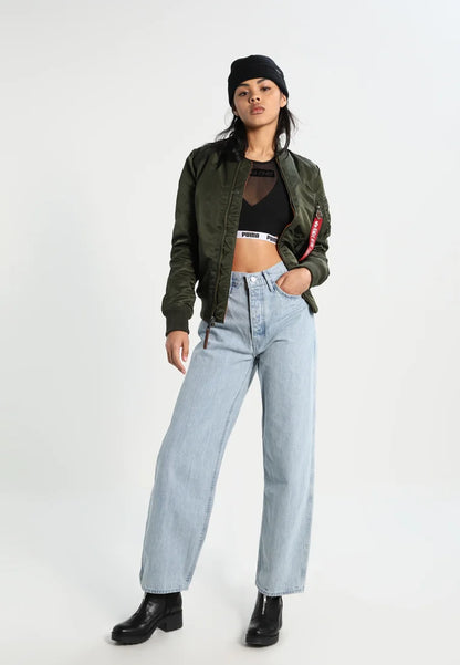 Klassische Bomberjacken mit markanten Reißverschlussdetails für Mann und Frau