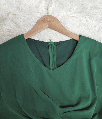 Naturlux® - Grünes Midikleid mit plissiertem Frontschlitz und Juwelen