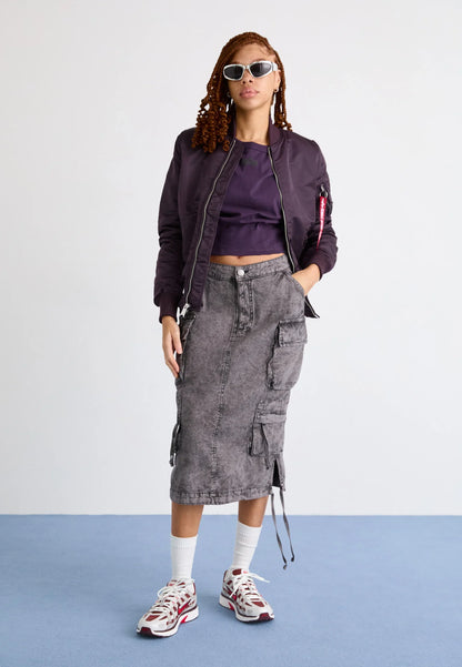 Klassische Bomberjacken mit markanten Reißverschlussdetails für Mann und Frau