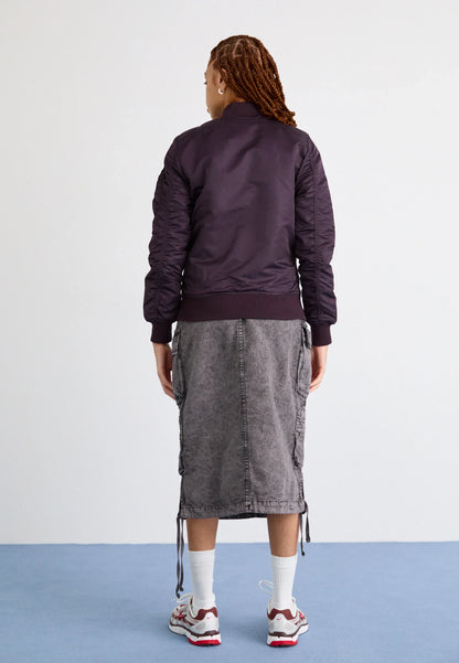 Klassische Bomberjacken mit markanten Reißverschlussdetails für Mann und Frau