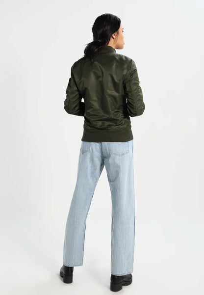 Klassische Bomberjacken mit markanten Reißverschlussdetails für Mann und Frau