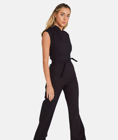 Modischer Jumpsuit mit Wickeldetail und weitem Bein
