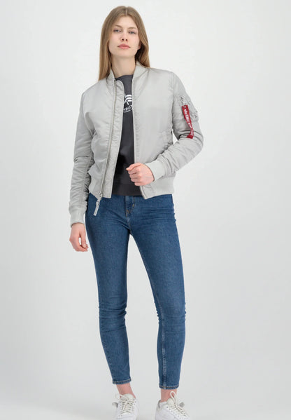 Klassische Bomberjacken mit markanten Reißverschlussdetails für Mann und Frau