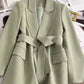 Beiger Blazer mit Taillengürtel und Taschen - Emilia