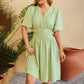 Emma - Grünes Taillenkleid mit V-Ausschnitt