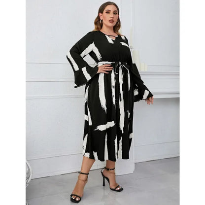 Mia - Modernes Midikleid in Schwarz-Weiß