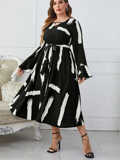 Mia - Modernes Midikleid in Schwarz-Weiß