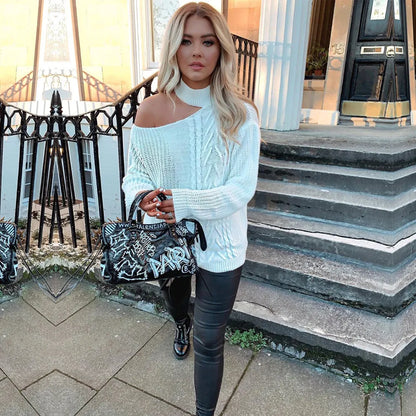 Ein gestrickter Pullover mit freiliegenden Schultern