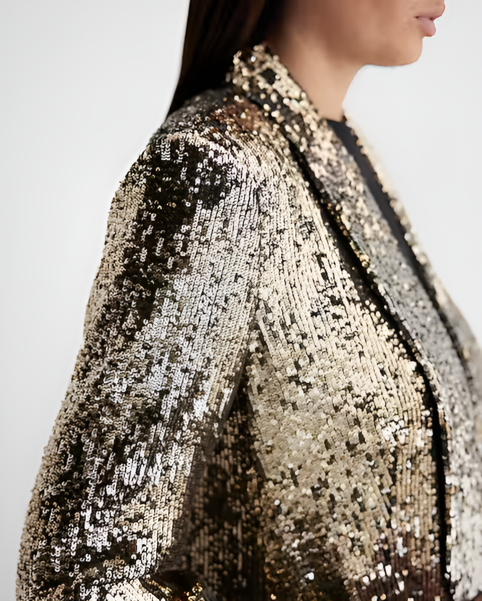 Eine Jacke mit goldenem Glitzer und Pailletten