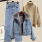 Darlyn -  Dreiteiliges Set aus Jeans, Jeansjacke und Strickpullover mit hohem Halsausschnitt