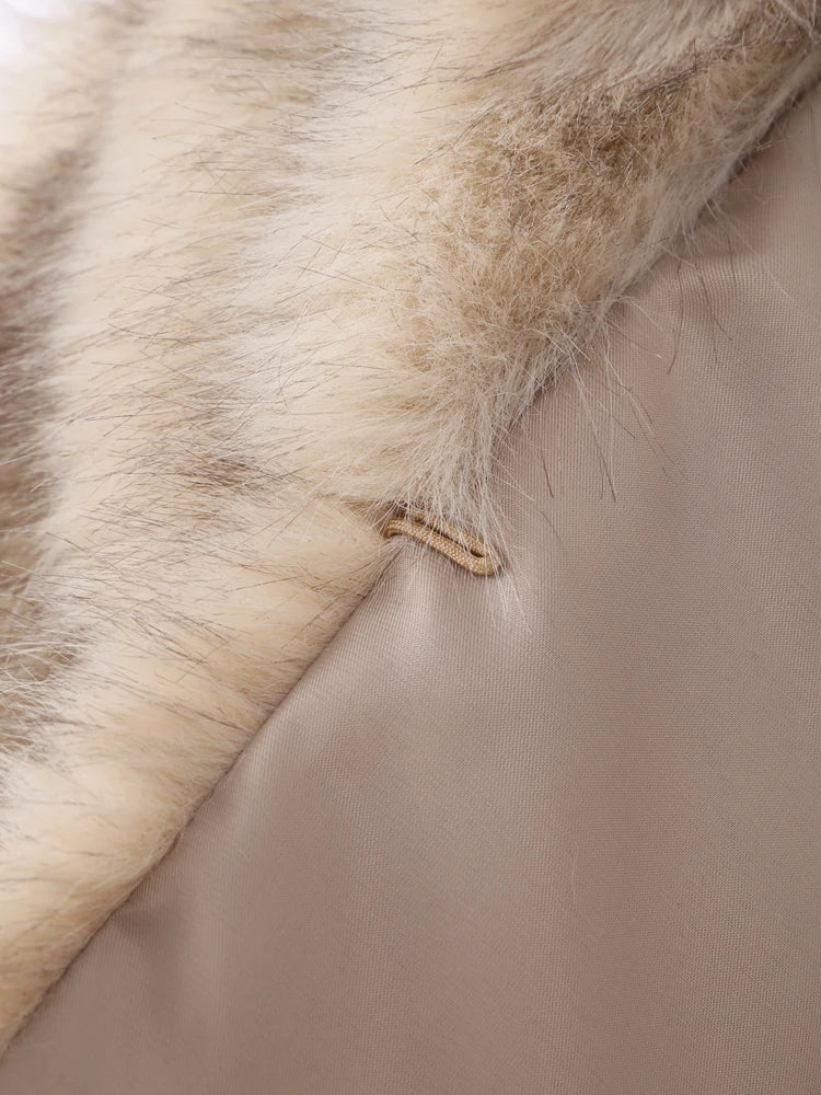 Eleganter Damenpelzmantel mit zeitloser Noblesse - Winter 2024