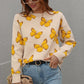 Pullover mit einem Schmetterlingsmuster gestrickt