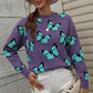 Pullover mit einem Schmetterlingsmuster gestrickt