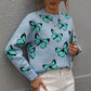 Pullover mit einem Schmetterlingsmuster gestrickt