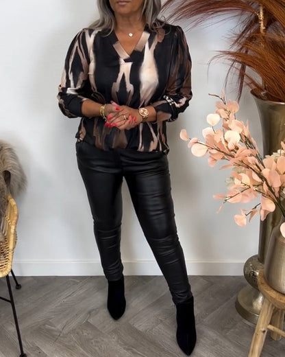 Bluse mit kontrastierenden Kragen und Revers