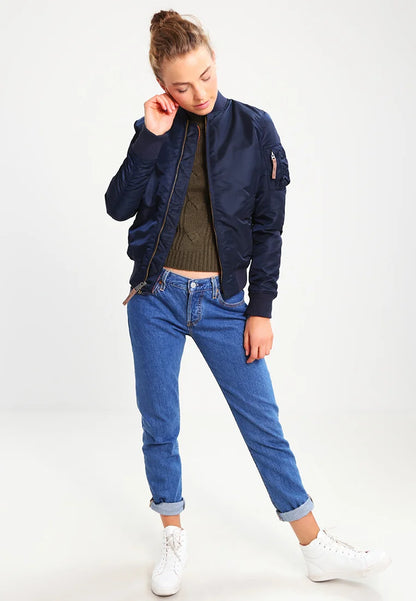 Klassische Bomberjacken mit markanten Reißverschlussdetails für Mann und Frau