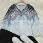 FallStil® - Blau-graues Oceanic Luxe Print V-Ausschnitt Langarm-Top