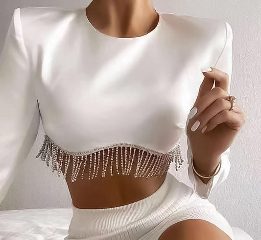 Elegant lässig mit asymmetrischen Strass-Schmuck und Schulterpuff