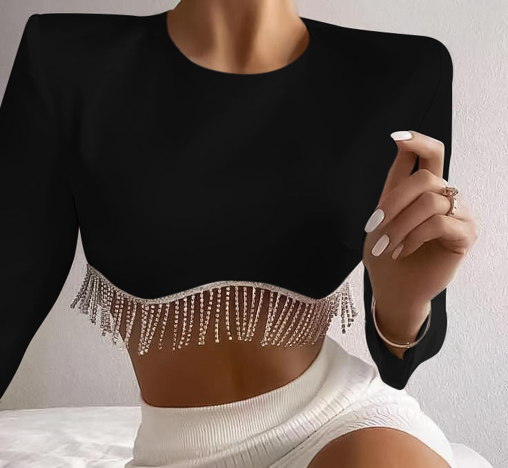 Elegant lässig mit asymmetrischen Strass-Schmuck und Schulterpuff