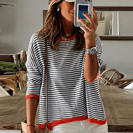 Blau gestreifter Pullover mit orangefarbenem Rand