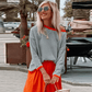 Blau gestreifter Pullover mit orangefarbenem Rand