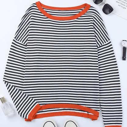 Blau gestreifter Pullover mit orangefarbenem Rand