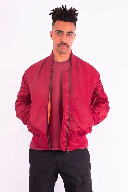 Klassische Bomberjacken mit markanten Reißverschlussdetails für Mann und Frau